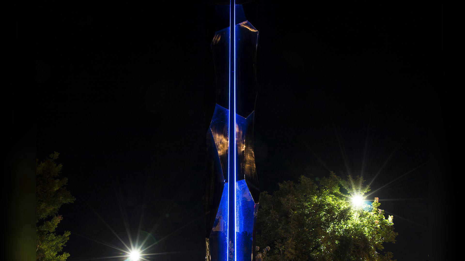 Thin Blue Line — mirror-polished stainless steel and LED lighting public art sculpture by Heath Satow, Moorpark, CA